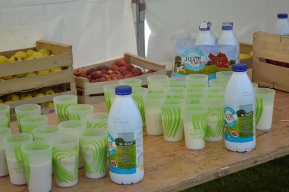 JUSTE - La Roche sur Yon, une coupe de lait Juste® offerte à l'arrivée des coureurs